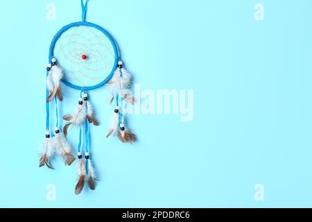 Bellissimo dreamcatcher su sfondo blu Foto Stock