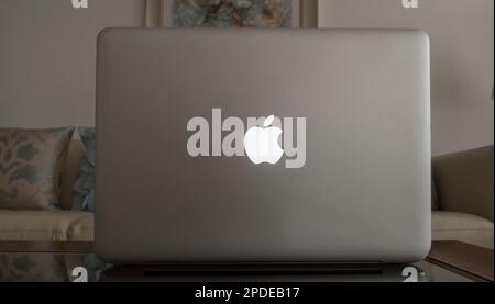 Logo Apple sul coperchio del computer portatile Apple Macintosh nel salotto Foto Stock