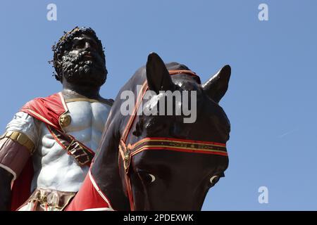 Uno dei leggendari fondatori di Messina (Messinaf) è Grifone ed è esposto come una grande statua mobile in numerosi festival religiosi e processioni. Foto Stock