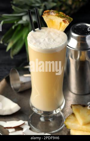 Gustoso cocktail Pina Colada su vassoio d'argento Foto Stock