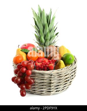 Cestino di vimini con frutta fresca diversa isolato su bianco Foto Stock