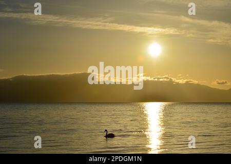 Le montagne e le acque intorno al lago di Tim sono un paesaggio unico e bello che vale la pena di sperimentare Foto Stock