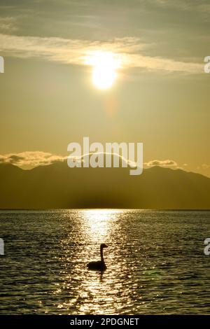 Le montagne e le acque intorno al lago di Tim sono un paesaggio unico e bello che vale la pena di sperimentare Foto Stock