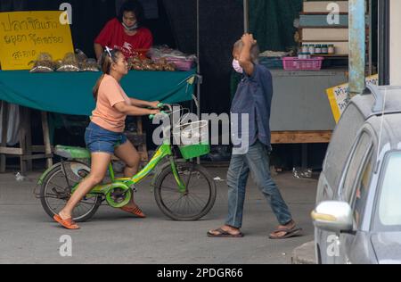 SAMUT PRAKAN, THAILANDIA, 17 2023 FEBBRAIO, Una donna in bicicletta sul mercato Foto Stock