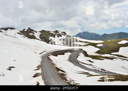 Le montagne e le acque intorno al lago di Tim sono un paesaggio unico e bello che vale la pena di sperimentare Foto Stock