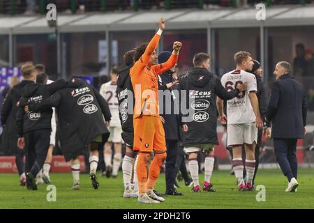 Milano, Italia. 13th Mar, 2023. Italia, Milano, marzo 13 2023: Guillermo Ochoa (portiere Salernitana) saluta i tifosi alla fine della partita di calcio AC MILAN vs SALERNITANA, Serie A Tim 2022-2023 day26 stadio San Siro (Credit Image: © Fabrizio Andrea Bertani/Pacific Press via ZUMA Press Wire) SOLO PER USO EDITORIALE! Non per USO commerciale! Foto Stock