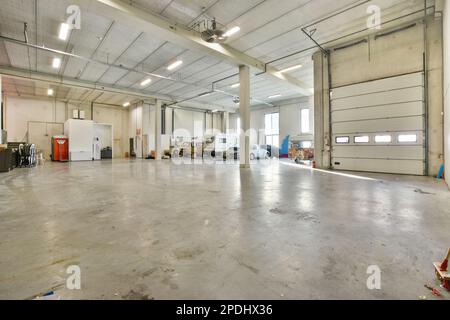 l'interno di un edificio con un sacco di lavoro sul pavimento e le attrezzature nello spazio è vuoto, pronto per essere utilizzato Foto Stock