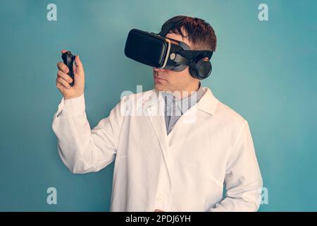 Medico che utilizza cuffie per la realtà virtuale al suo lavoro. Un medico in un casco VR su sfondo blu. concetto di telemedicina Foto Stock