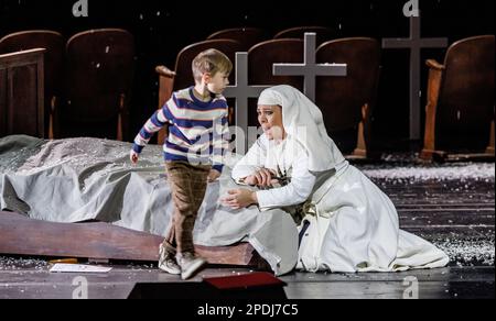 Amburgo, Germania. 08th Mar, 2023. La cantante Elena Guseva si esibisce come Suor Angelica con un bambino extra nella rappresentazione in un atto 'Suor Angelica' durante la prova fotografica di 'il trittico'. L'opera di Giacomo Puccini ha celebrato la sua prima 15.03.2023 all'Opera di Stato di Amburgo. Credit: Markus Scholz/dpa/Alamy Live News Foto Stock