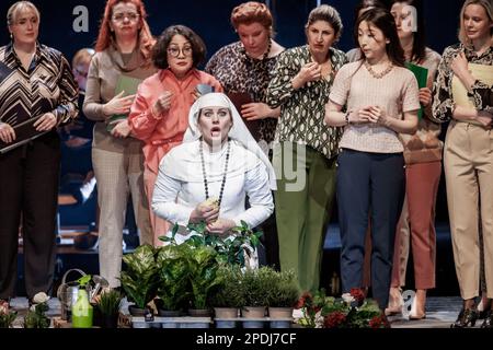 Amburgo, Germania. 08th Mar, 2023. La cantante Elena Guseva si esibisce come Suor Angelica con i membri del coro nel singolo atto 'Suor Angelica' durante la prova fotografica di 'il trittico'. L'opera di Giacomo Puccini ha celebrato la sua prima 15.03.2023 all'Opera di Stato di Amburgo. Credit: Markus Scholz/dpa/Alamy Live News Foto Stock