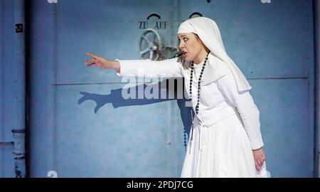 Amburgo, Germania. 08th Mar, 2023. La cantante Elena Guseva si esibisce come Suor Angelica con i membri del coro nel singolo atto 'Suor Angelica' durante la prova fotografica di 'il trittico'. L'opera di Giacomo Puccini ha celebrato la sua prima 15.03.2023 all'Opera di Stato di Amburgo. Credit: Markus Scholz/dpa/Alamy Live News Foto Stock