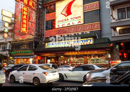 Bangkok, Thailandia - 19 gennaio 2023: Traffico su Yaowarat Road a Bangkok, Thailandia. Foto Stock