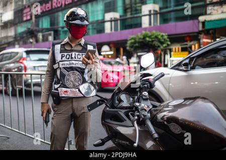 Bangkok, Thailandia - 10 gennaio 2023: Poliziotto per le strade di Bangkok, Thailandia. Foto Stock