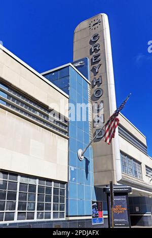 Costruito nel 1948, lo storico terminal degli autobus Greyhound a Chester Avenue nel centro di Cleveland, Ohio, è noto per la sua architettura moderna e snella. Foto Stock