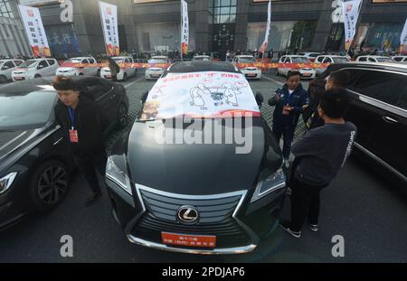 HANGZHOU, CINA - 15 MARZO 2023 - i cittadini si lamentano della qualità delle auto Lexus al 2023 China (Hangzhou) Auto Show di Hangzhou, Zhejiang prov Foto Stock