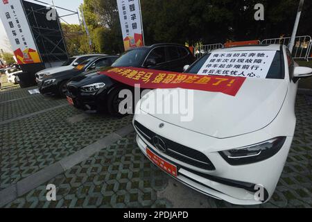 HANGZHOU, CINA - 15 MARZO 2023 - Mercedes-benz automobili con problemi di qualità sono visti al 2023 Cina (Hangzhou) Auto Show a Hangzhou, Zhejiang prov Foto Stock