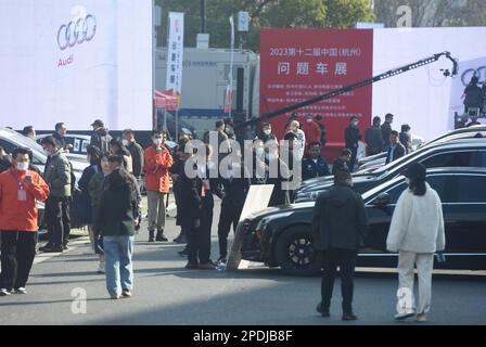 HANGZHOU, CINA - 15 MARZO 2023 - i cittadini camminano in auto con problemi di qualità visualizzati al China (Hangzhou) Auto Show 2023 di Hangzhou, Chin orientale Foto Stock