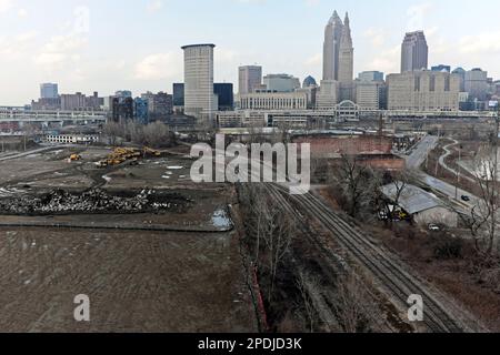 Vista del centro di Cleveland, Ohio, il 23 febbraio 2023, con binari ferroviari e terreni sterili aperti in primo piano. Foto Stock