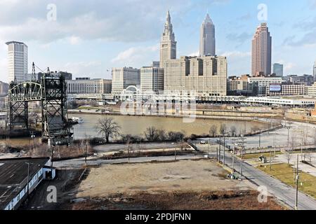 Il fiume Cuyahoga si snoda oltre lo skyline del centro di Cleveland, Ohio, il 23 febbraio 2023. Foto Stock