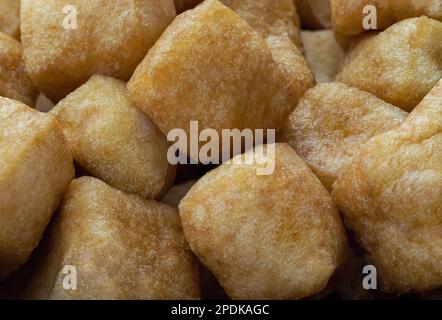 Primo piano di soffi di tofu fritti o tofu fritti. Cibo asiatico sano, spazio per il testo. Foto Stock