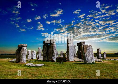 Stonehenge, antico monumento neolitico in pietra, patrimonio dell'umanità dell'UNESCO, Wiltshire, Inghilterra, Regno Unito, Europa Foto Stock