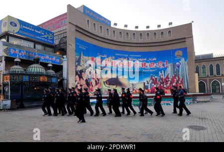 Esercizio mattutino per una forza di sicurezza locale nel centro della città di Kashgar, Xinjiang, Cina. Foto Stock
