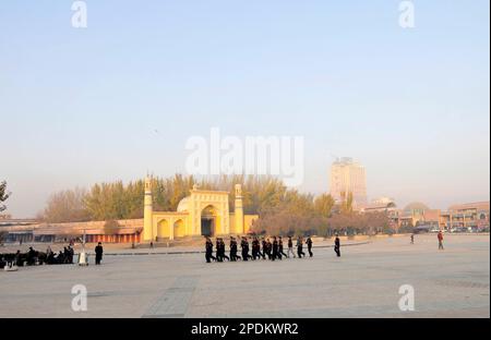 Esercitazione mattutina per una forza di sicurezza locale di fronte alla Moschea Id Kah a Kashgar, Xinjiang, Cina. Foto Stock