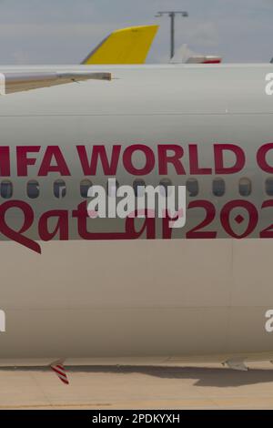 Sfondo astratto dell'aeroporto che mostra un aereo delle compagnie aeree del Qatar con design grafico della Coppa del mondo FIFA, aeroporto di Sydney, Australia. Foto Stock