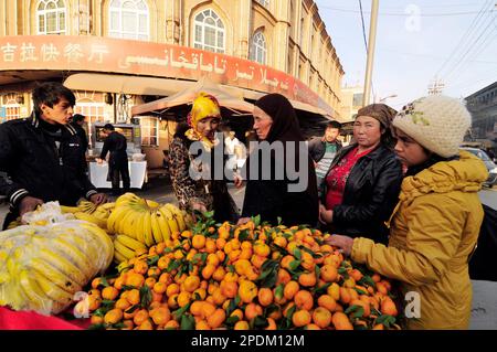 Un fornitore mobile di frutta nella città vecchia di Kashgar, Xinjiang, Cina. Foto Stock