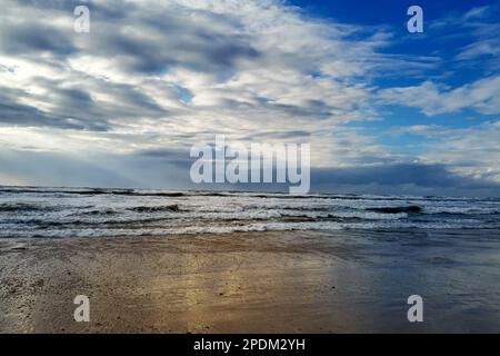 Raggi di luce solare che cadono dal cielo a Herzliya Beach. Foto di sfondo naturale. Tramonto sul mare. Tempesta invernale. Mare. Foto Stock
