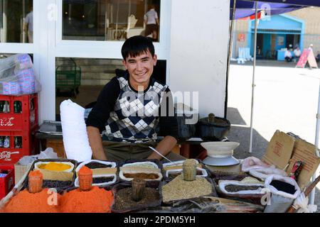 Un fornitore di spezie al bazar Chorsu in Tashkent, Uzbekistan. Foto Stock