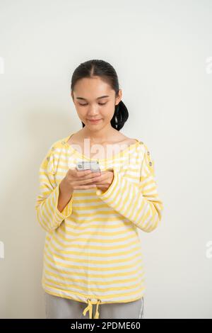 Il giovane grido di Aisan su sfondo bianco isolato ha sorpreso e inviato un messaggio Foto Stock