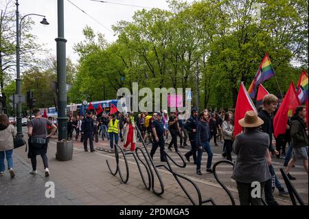 Vista delle bandiere pubbliche che trasportano bandiere in una manifestazione durante la giornata internazionale del lavoro a Cracovia, in Polonia. Foto Stock