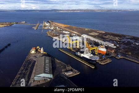 File foto datata 13/01/23 del Porto di Leith sul Firth of Forth, Edimburgo, in quanto il governo ha bisogno di trasformare fino a 11 porti in tutto il Regno Unito per consentire l'implementazione di vento offshore galleggiante su larga scala, secondo un nuovo rapporto. Foto Stock