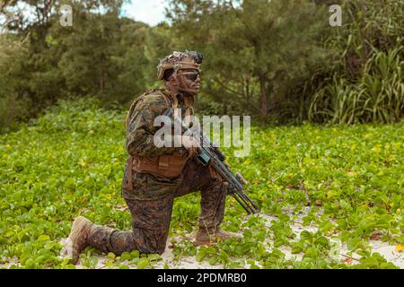 Tokunoshima, Kagoshima, Giappone. 3rd Mar, 2023. STATI UNITI Joshua Williamson, una fanteria Marchine con il Battaglione Landing Team 1/4, 31st Marchine Expeditionary Unit, fornisce la sicurezza durante un attacco anfibio bilaterale con soldati del 1st Reggimento rapido Amfibio, Japan Ground Self-Defense Force, a Tokunoshima, Giappone, 3 marzo 2023. L'esercitazione bilaterale di assalto anfibio ha permesso ai soldati Marchines e JGSDF di assicurare simultaneamente terreno austero durante il pugno di ferro 23. Iron Fist è un esercizio bilaterale annuale destinato ad aumentare l'interoperabilità Foto Stock