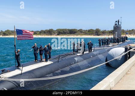 Garden Island, Australian Capital Territory, Australia. 27th Feb, 2023. I marinai assegnati al subassalto rapido Marchine USS Asheville (SSN 758) di Los Angeles salutano la firma nazionale dopo essere arrivati alla Royal Australian Navy HMAS Stirling Naval base, febbraio. 27. Asheville è attualmente in pattuglia a sostegno degli interessi di sicurezza nazionale nell'area delle operazioni della flotta degli Stati Uniti 7th. Credit: Australia Department of Defence/ZUMA Press Wire Service/ZUMAPRESS.com/Alamy Live News Foto Stock