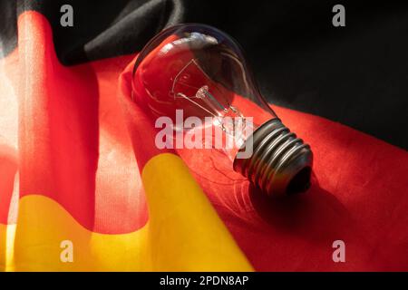 Una lampada ad incandescenza si trova sulle bandiere della Germania Foto Stock