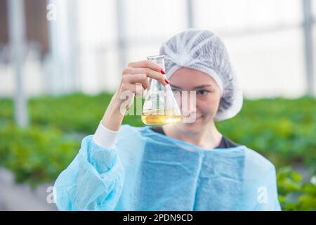 scienziato che lavora in agricoltura biologica ricerca agricola nuovo estratto di formula chimica da pianta per concetto medico. Foto Stock