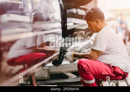 Officina meccanica riparazione di lavoro del personale di assistenza sostituire pulizia impianto frenante Foto Stock