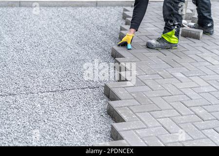 nuovo marciapiede realizzato con blocchi di pavimentazione in cemento interbloccante Foto Stock