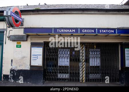 Londra, Regno Unito - 15 marzo 2023: I treni e le stazioni della metropolitana sono chiusi o servono poco servizio come l'azione di sciopero da ASLEF e RMT, Turnham Green Station, che serve le linee District e Piccadilly è chiusa. Credit: Sinai Noor/Alamy Live News Foto Stock