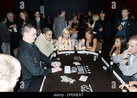 Laura Weston, Candice Falzon e concorrenti di poker al torneo di poker Wild Turkey APL. Luna Park Big Top, Sydney, Australia. 21.07.07. Foto Stock