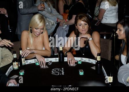 Laura Weston (a sinistra, finalista del concorso bikini della rivista FHM) e Candice Falzon in competizione al torneo di poker Wild Turkey APL. Luna Park Big Top, Sydney, Australia. 21.07.07. Foto Stock