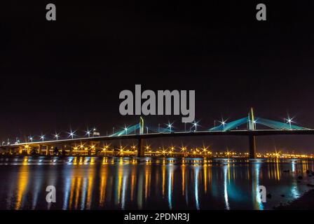 Il Ponte di Rades-la Goulette illumina la baia di Tunisi con il suo splendore notturno. Tunisi Tunisie Foto Stock