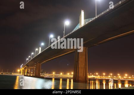 Il Ponte di Rades-la Goulette illumina la baia di Tunisi con il suo splendore notturno. Tunisi Tunisie Foto Stock