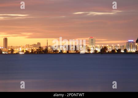 Il Ponte di Rades-la Goulette illumina la baia di Tunisi con il suo splendore notturno. Tunisi Tunisie Foto Stock