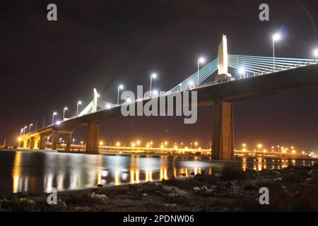 Il Ponte di Rades-la Goulette illumina la baia di Tunisi con il suo splendore notturno. Tunisi Tunisie Foto Stock