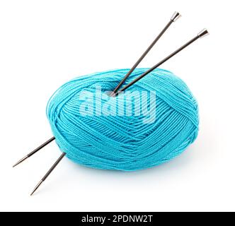 Fili blu e aghi per maglieria isolati su sfondo bianco Foto Stock