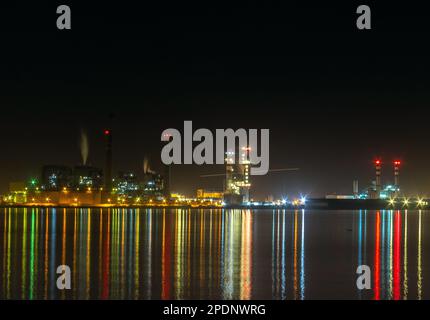 Il Ponte di Rades-la Goulette illumina la baia di Tunisi con il suo splendore notturno. Tunisi Tunisie Foto Stock