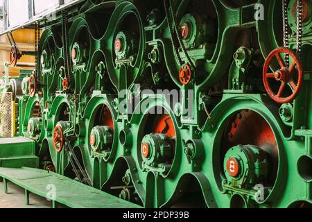 Alberi della vecchia macchina per la produzione della carta. Primo piano Foto Stock